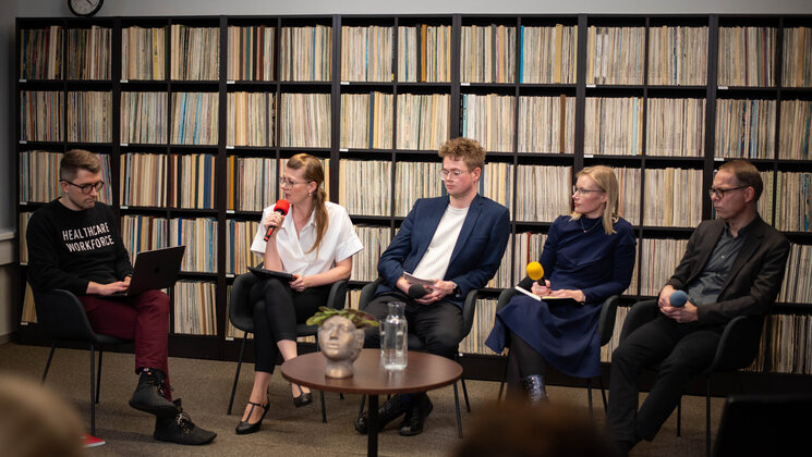 Priit Tohver, Helen Reim, Karl-Sten Kõrgmaa, Mairi Savage, Andres Võrk rääkisid "Mitut meedikut päriselt vajame?" Eesti tervishoiutöötajate hetkeseisust ja tulevikust.